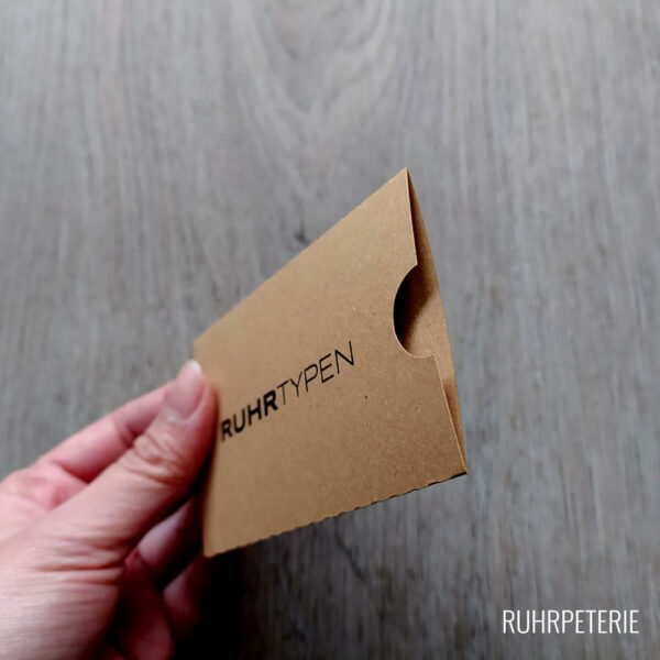 Visitenkartenhüllen Unternehmen aus Kraftpapier mit Logo von Papeterie Online Shop
